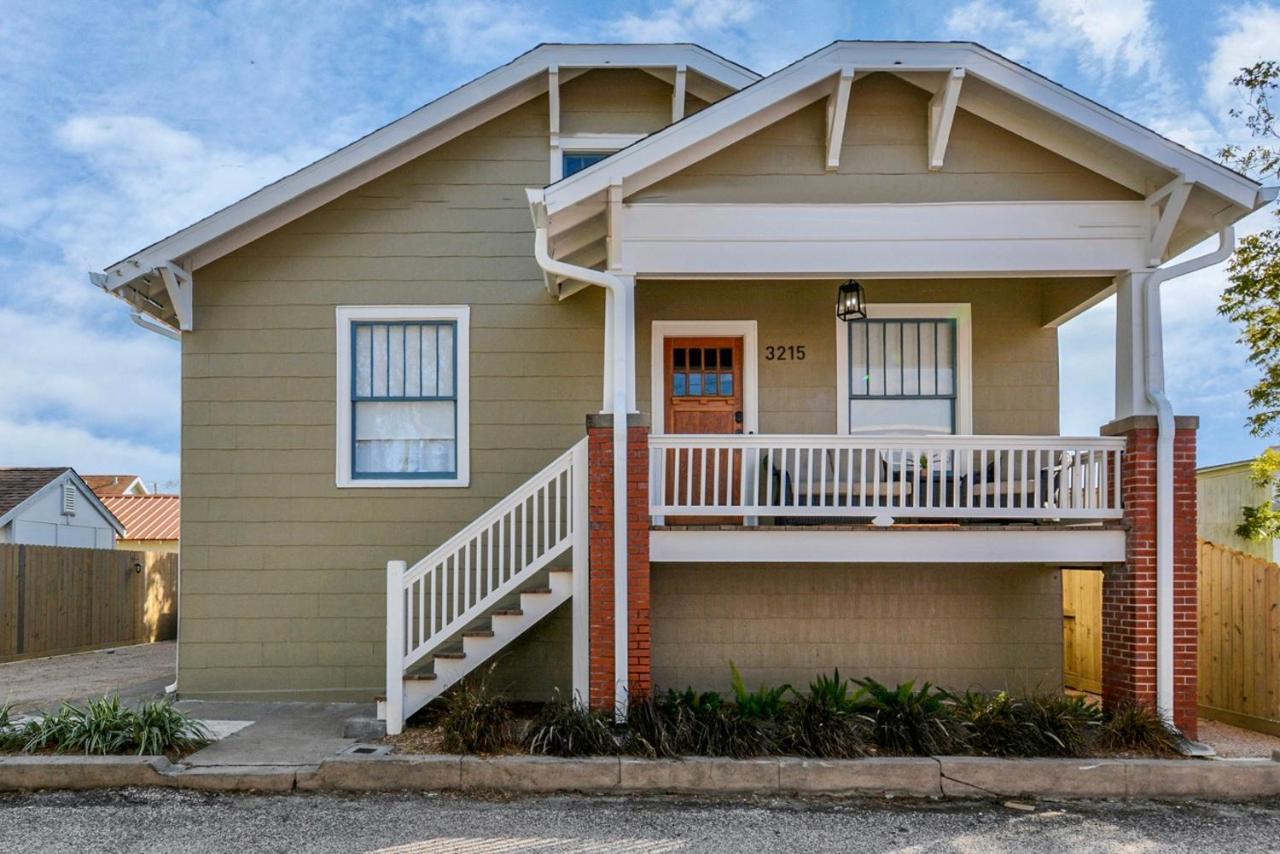 Coastal Craftsman- Walk To Beach & Pleasure Pier- As Seen On 'Restoring Galveston' Exterior foto